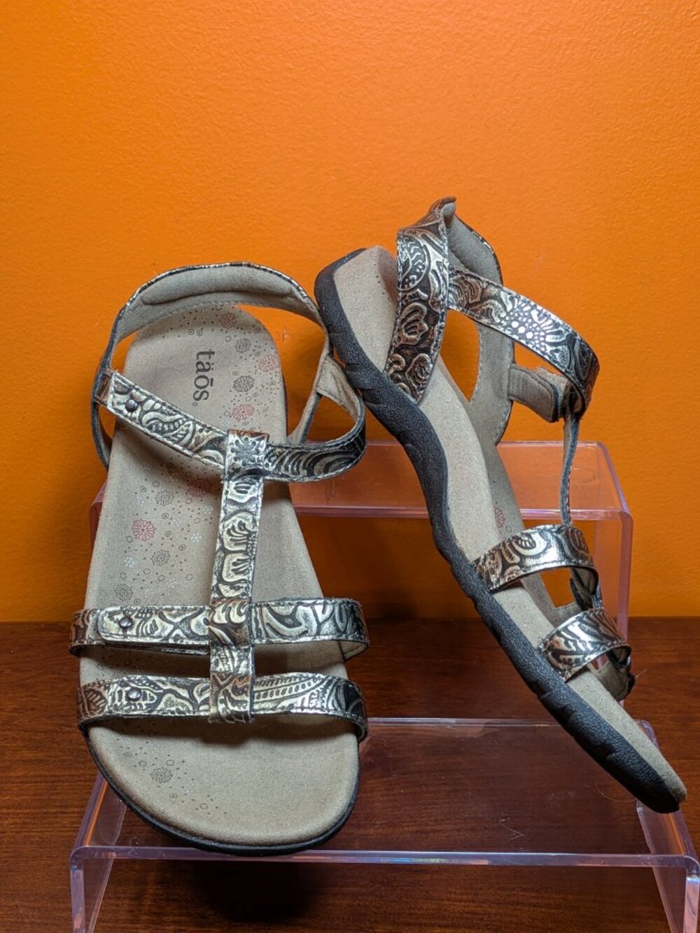 Taos Trophy Metallic Gold Paisley Embossed Leather Comfort Sandals Size 7
